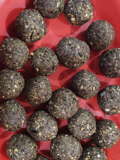 A picture of Oats and Dates Laddu.