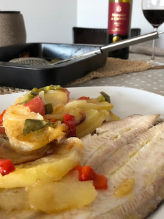 Una foto de Lenguado con patatas al horno