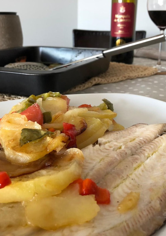 Una foto de Lenguado con patatas al horno