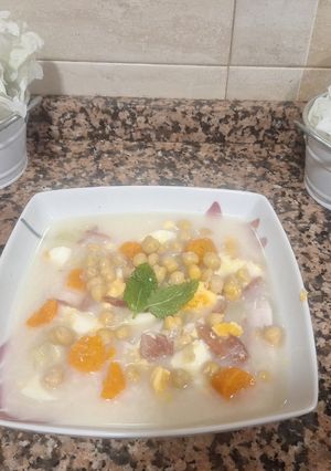 Una foto de Puchero Andaluz con todos sus "Avios"(caldo blanco)