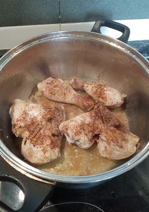 Una foto de Arroz con pollo, canela y pasas