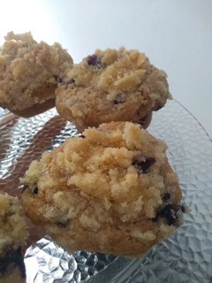 Una foto de MUFFINS VEGANOS DE LIMÓN Y ARÁNDANOS CON CRUMBLE🍋