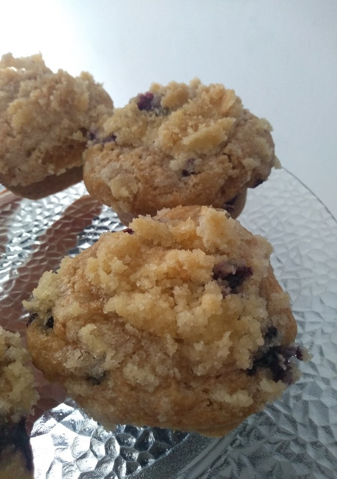 Una foto de MUFFINS VEGANOS DE LIMÓN Y ARÁNDANOS CON CRUMBLE🍋