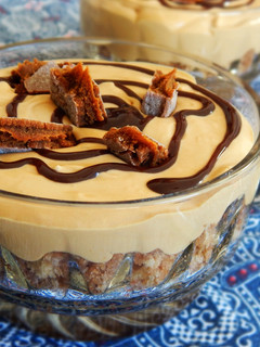 Una foto de Postre con mousse de dulce de leche, chocolate y vauquita