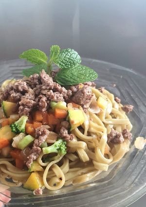 Hình của món Mì rau củ xào bò băm.