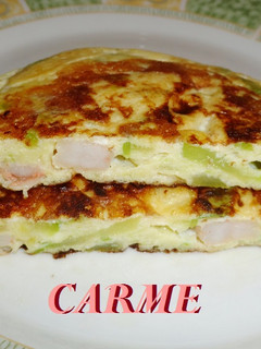 Una foto de Tortilla de calabacín y gambitas