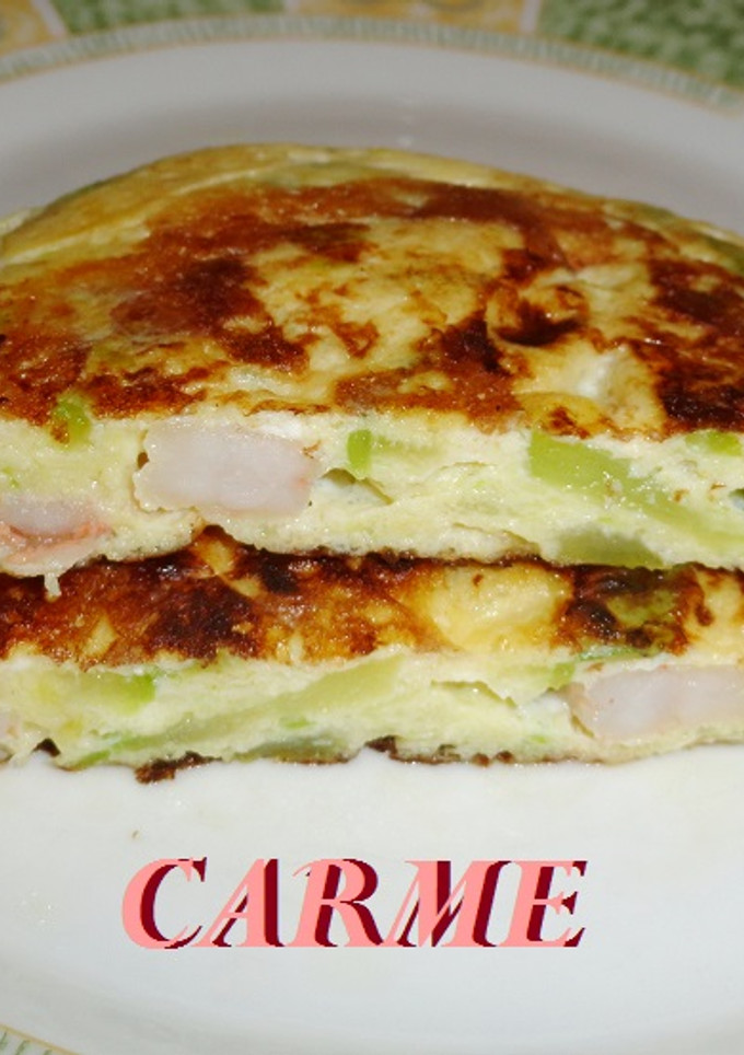 Una foto de Tortilla de calabacín y gambitas
