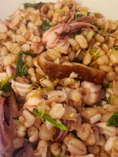 Una foto de Cebada perlada con calamarcitos y shiitake