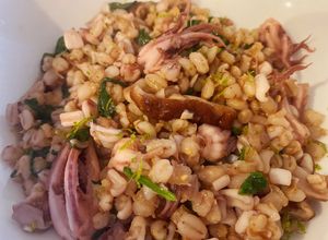 Foto principal de Cebada perlada con calamarcitos y shiitake