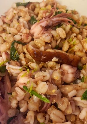 Una foto de Cebada perlada con calamarcitos y shiitake