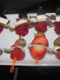 Banderillas de fresas y frutos del bosque
