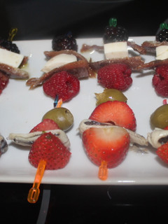 Una foto de Banderillas de fresas y frutos del bosque