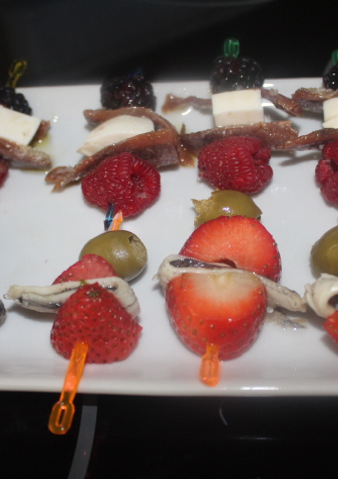 Una foto de Banderillas de fresas y frutos del bosque
