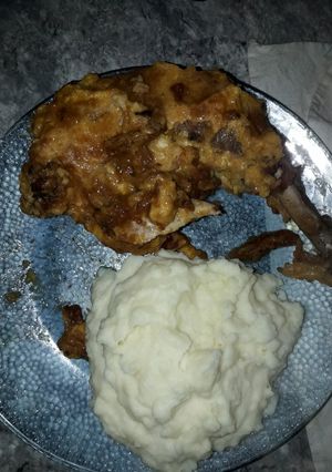 Una foto de Pollo con salsa "imaginaria" y puré