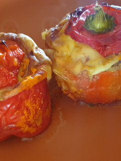 Una foto de Pimientos rojos rellenos de carne molida 🍎