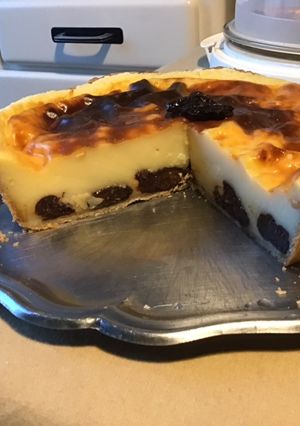 Une photo de Flan pâtissier aux pruneaux et hibiscus