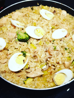 Una foto de Noodles de pollo y verduras con salsa wok
