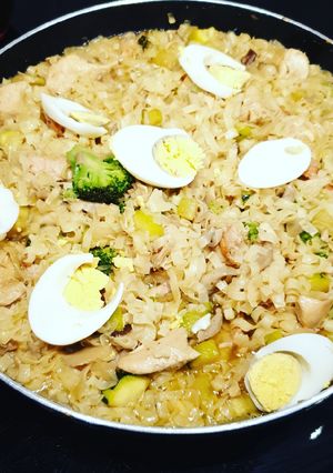 Una foto de Noodles de pollo y verduras con salsa wok