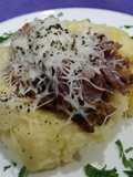 Papa rellena con carne molida y lomo embuchado, gratinada con queso