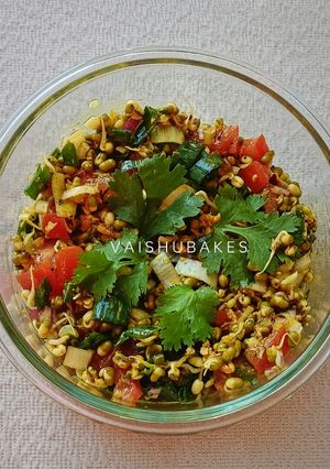 A picture of Healthy Pachadi with spring onions, mint and sprouts.