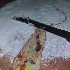 Una foto de Torta con pasas de uva y membrillo