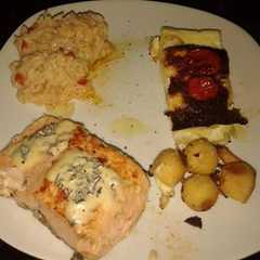 Foto principal de Salmón con milhojas de papa y papitas noisette