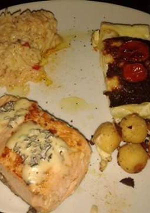 Una foto de Salmón con milhojas de papa y papitas noisette