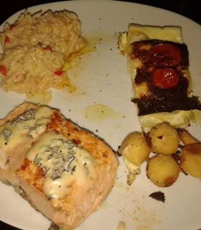 Una foto de Salmón con milhojas de papa y papitas noisette