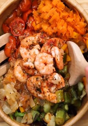 Une photo de Salade de légumes et crevettes au four