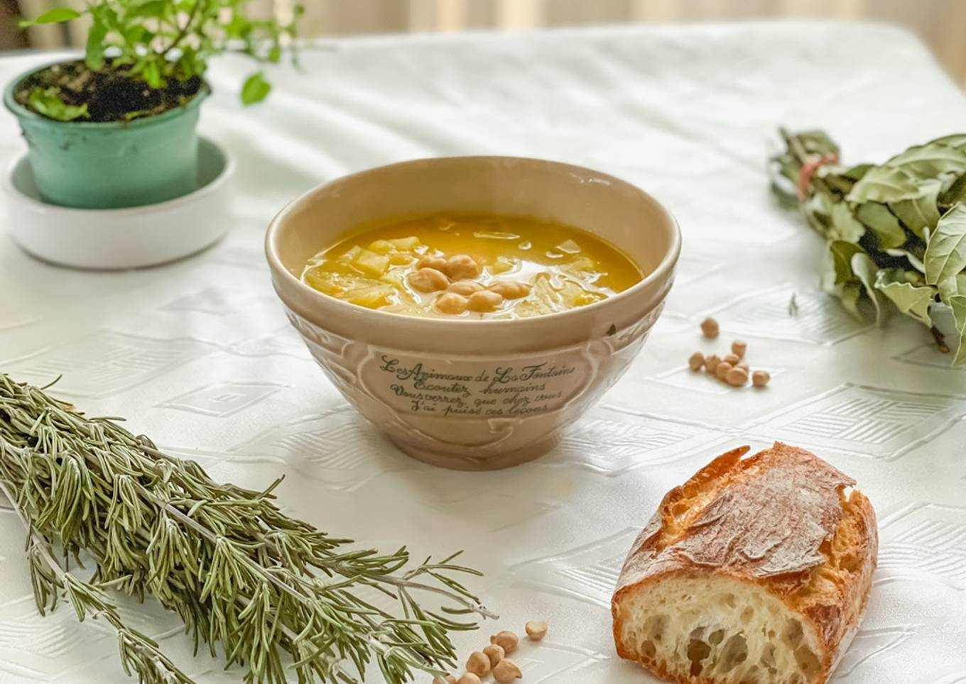 Soupe aux pois-chiches, chou cœur de bœuf, et velouté de légumes