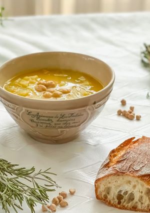 Une photo de Soupe aux pois-chiches, chou cœur de bœuf, et velouté de légumes
