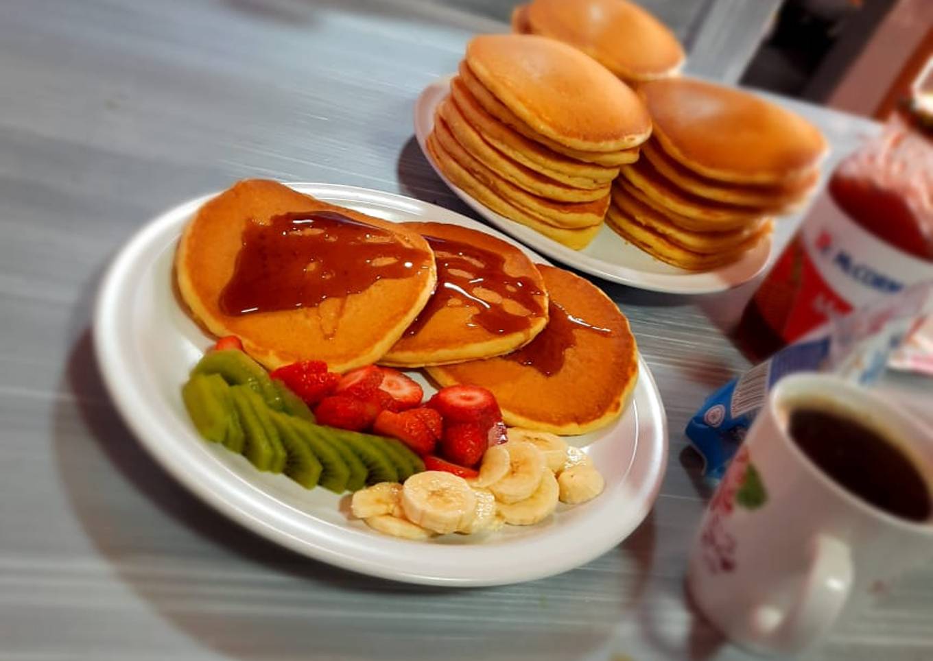 Hotcakes con fruta para desayuno