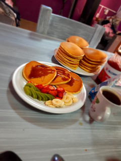 Una foto de Hotcakes con fruta para desayuno