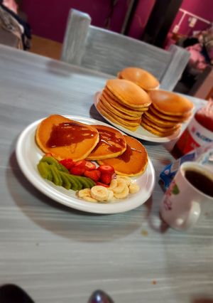 Una foto de Hotcakes con fruta para desayuno