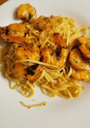 Une photo de Crevettes à l'ail et nouilles au soja