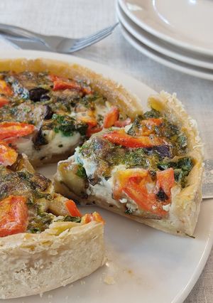 Une photo de Quiche au aubergine/ tomate et herbes