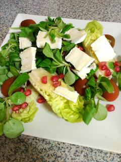 Una foto de Ensalada de canónigos con queso de cabra y Granada