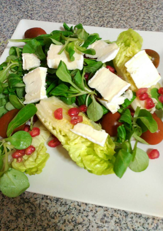 Una foto de Ensalada de canónigos con queso de cabra y Granada