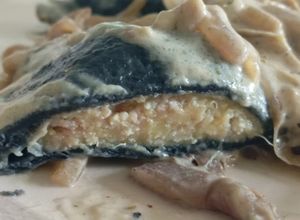 Una foto de Ravioles veganos de tofu, boniato y nuez con masa de carbón activado