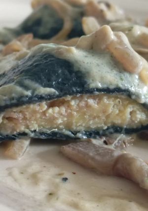 Una foto de Ravioles veganos de tofu, boniato y nuez con masa de carbón activado
