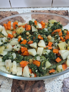 Una foto de Ensalada de acelga🥬🥔🥕