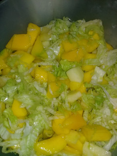 Una foto de Ensalada de lechuga, mango y manzana