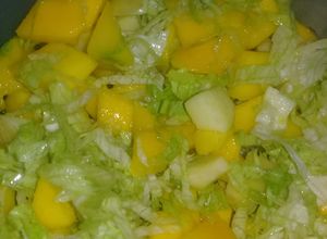 Una foto de Ensalada de lechuga, mango y manzana