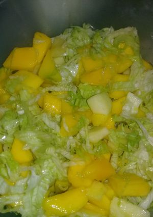 Una foto de Ensalada de lechuga, mango y manzana