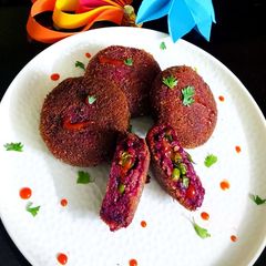 A picture of Peas stuffed beetroot patty.