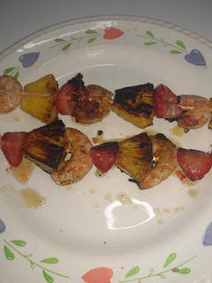 Una foto de Brocheta de gambas, fresas y piña 😋😋
