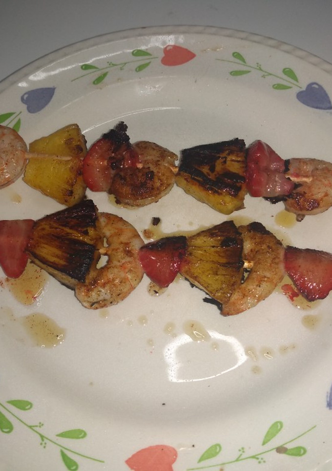 Una foto de Brocheta de gambas, fresas y piña 😋😋