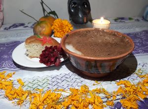 Una foto de CHOCOLATE-ATOLE (Atole Blanco con Espuma de Chocolate)