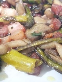 Una foto de Salteado de bimis, setas y espárragos a la mantequilla negra