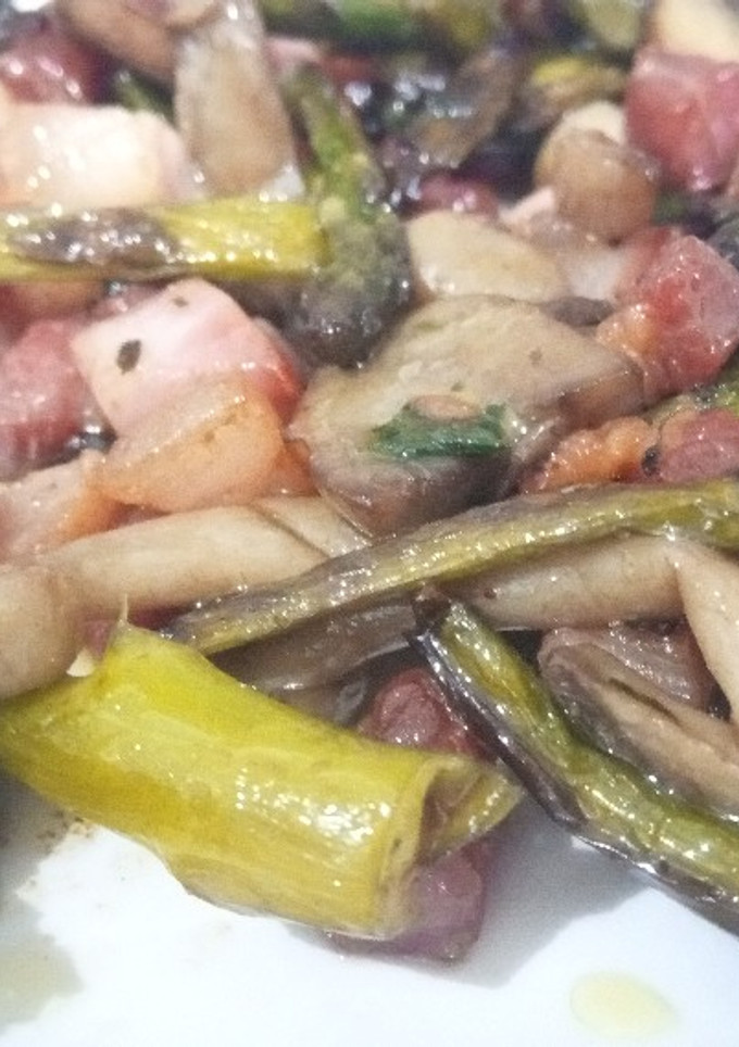 Una foto de Salteado de bimis, setas y espárragos a la mantequilla negra